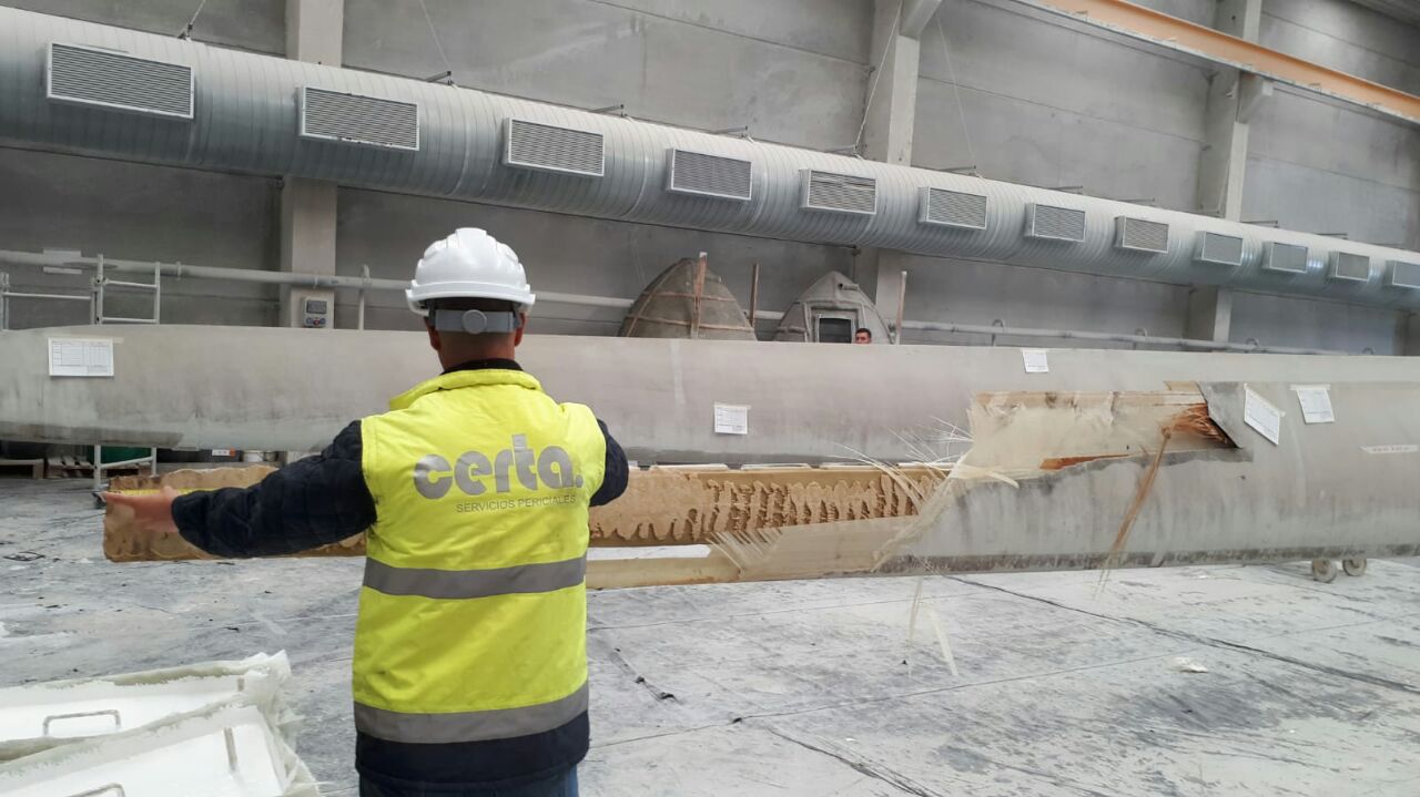 Perito de Certa inspeccionando pala elica