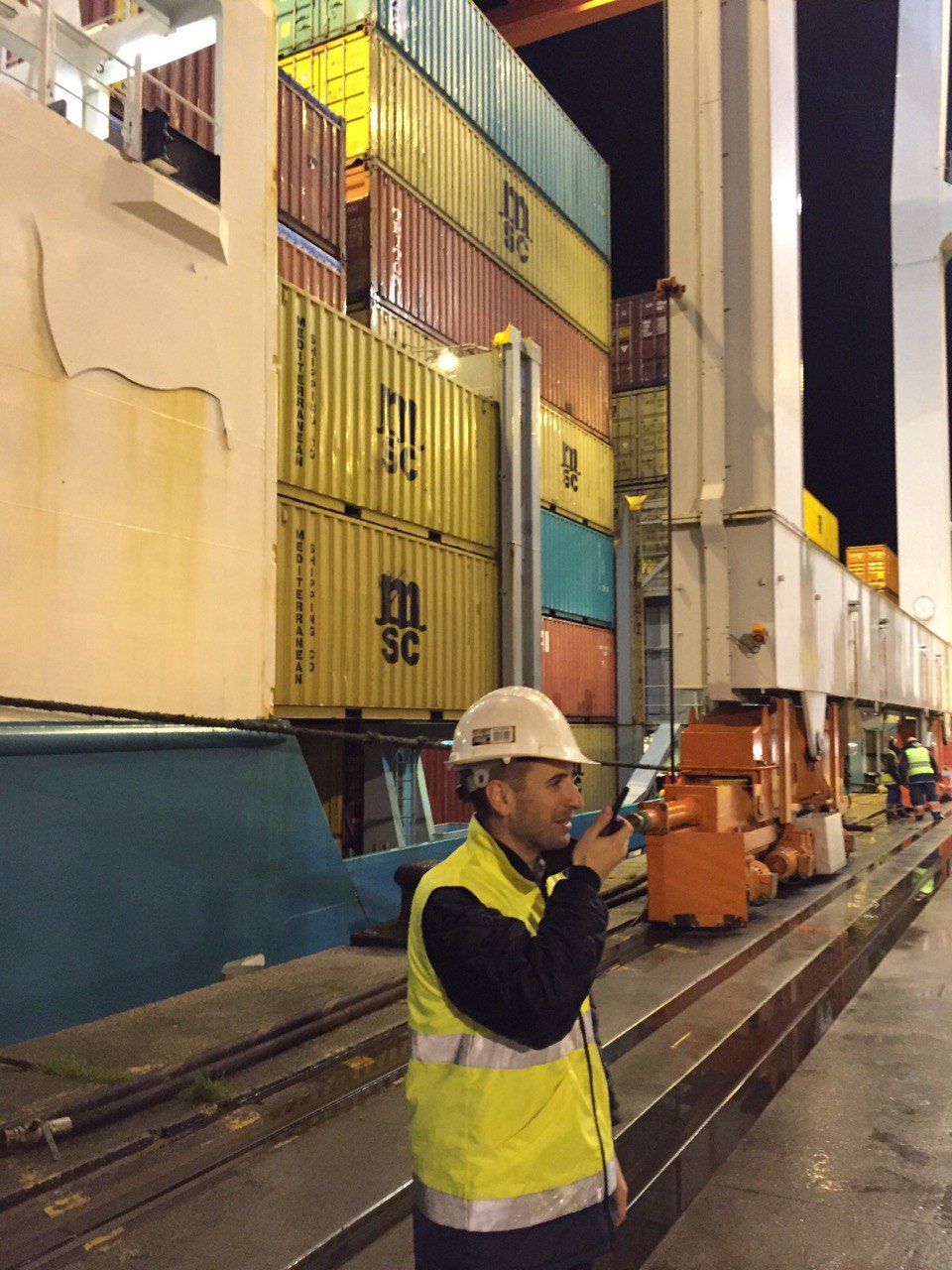 Comisario de Certa al costado de un buque